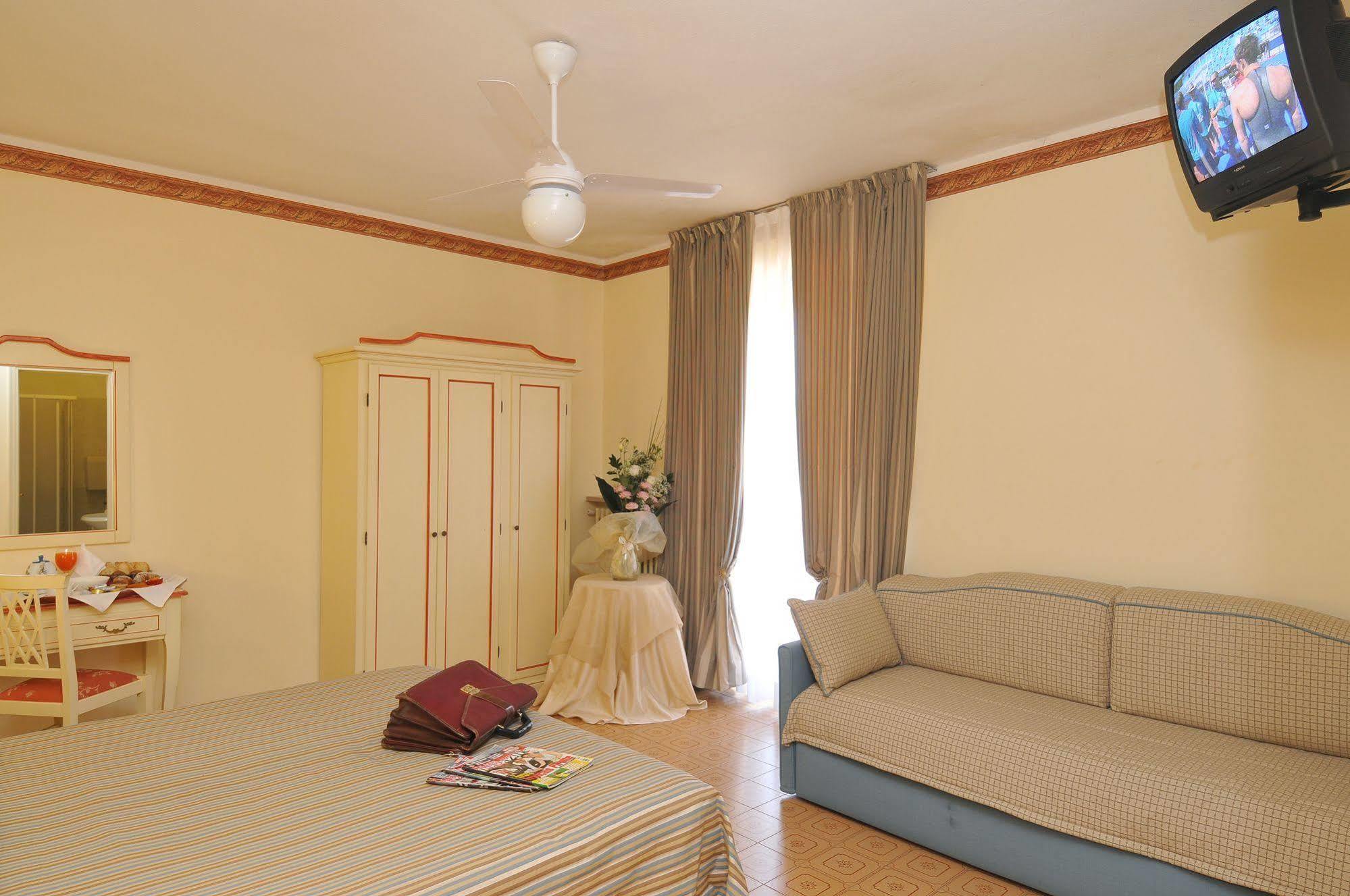 מנרבה דל גארדה La Quiete Park Hotel מראה חיצוני תמונה